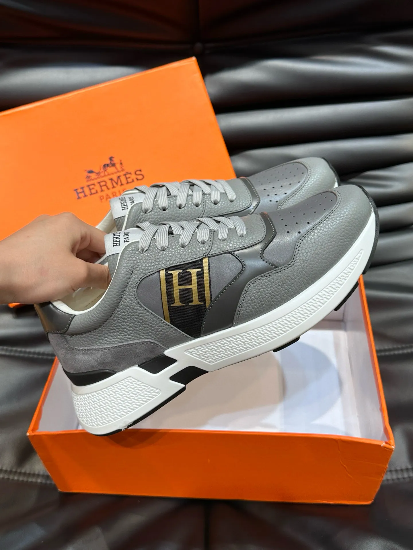 Factory price: 540💰HERMES/Hermes Hugo thick-soled sneakers are casual men's shoes. These sneakers are made of imported first-layer cowhide leather and breathable mesh design. The contrasting color design creates a dynamic and modern shape. The front end of the toe is decorated with natural-color rubber inlays. The style is novel and fashionable. The texture is incomparable, with cowhide lining and cowhide foot pads, the upper foot is comfortable and breathable, and the rubber sole is decorated with geometric patterns and iconic "H" details. A very personal one! Size: 39-44 (customized at 38.45)